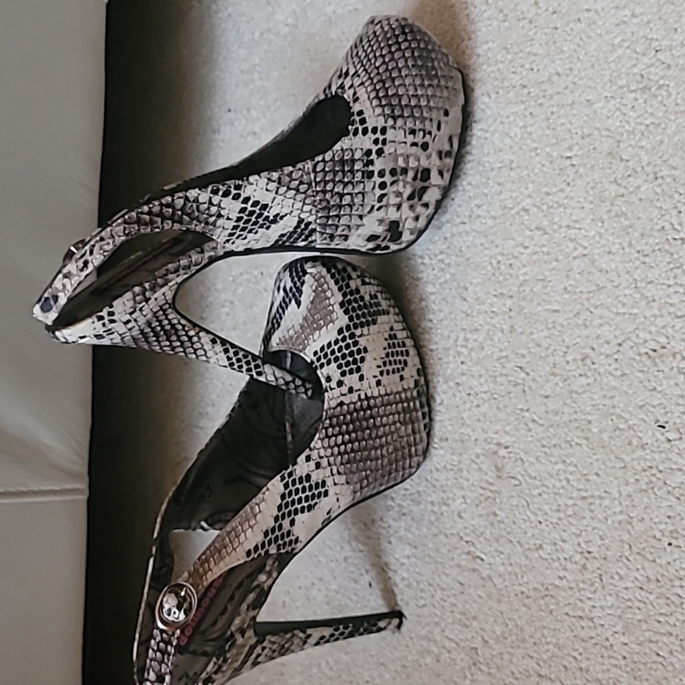 Shoes - Picture 2 of 4